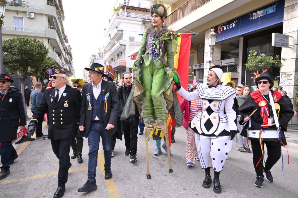 Σε καρναβαλικούς ρυθμούς η Πάτρα – Στις 9.00 μ.μ η επίσημη τελετή έναρξης, παραδόθηκε το λάβαρο (ΦΩΤΟ)