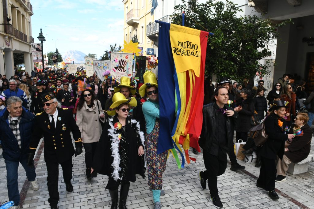 Σε καρναβαλικούς ρυθμούς η Πάτρα – Στις 9.00 μ.μ η επίσημη τελετή έναρξης, παραδόθηκε το λάβαρο (ΦΩΤΟ)