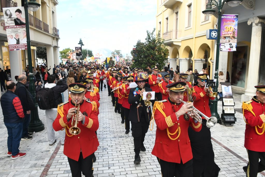Σε καρναβαλικούς ρυθμούς η Πάτρα – Στις 9.00 μ.μ η επίσημη τελετή έναρξης, παραδόθηκε το λάβαρο (ΦΩΤΟ)