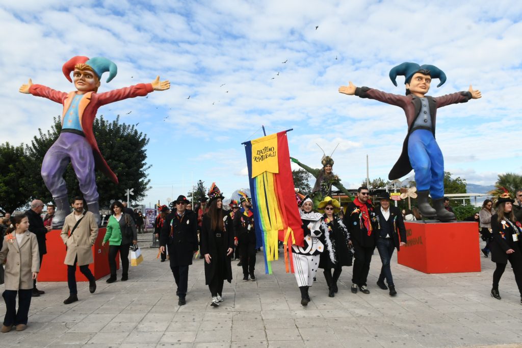 Σε καρναβαλικούς ρυθμούς η Πάτρα – Στις 9.00 μ.μ η επίσημη τελετή έναρξης, παραδόθηκε το λάβαρο (ΦΩΤΟ)