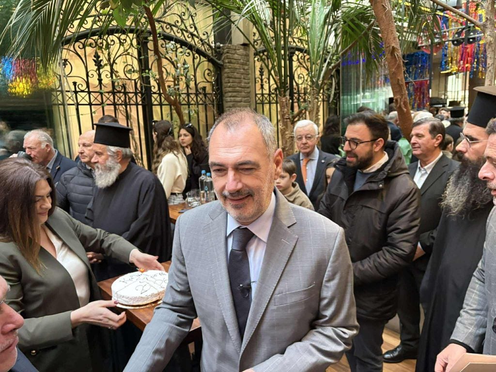 Πάτρα: Κοσμοσυρροή στην κοπή πίτας του Ανδρέα Κατσανιώτη (ΦΩΤΟ)