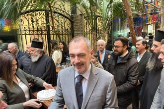 Πάτρα: Κοσμοσυρροή στην κοπή πίτας του Ανδρέα Κατσανιώτη (ΦΩΤΟ)