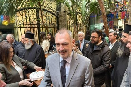 Πάτρα: Κοσμοσυρροή στην κοπή πίτας του Ανδρέα Κατσανιώτη (ΦΩΤΟ)