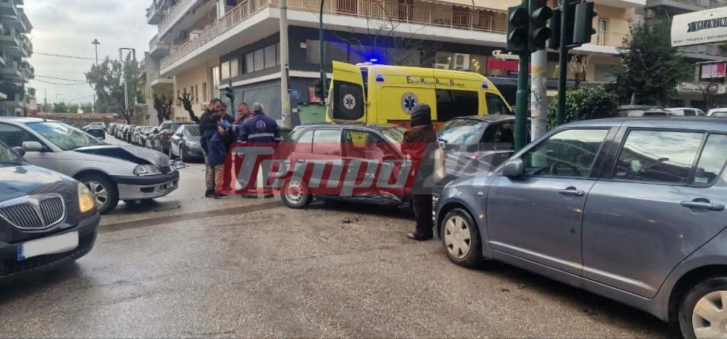 Πάτρα: Τροχαίο στην Κορίνθου - ΙΧ συγκρούστηκε με όχημα κι έπεσε πάνω σε δύο άλλα αυτοκίνητα (ΦΩΤΟ)