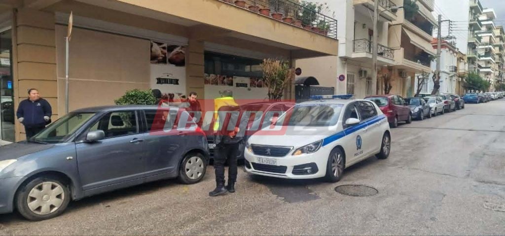 Πάτρα: Τροχαίο στην Κορίνθου - ΙΧ συγκρούστηκε με όχημα κι έπεσε πάνω σε δύο άλλα αυτοκίνητα (ΦΩΤΟ)