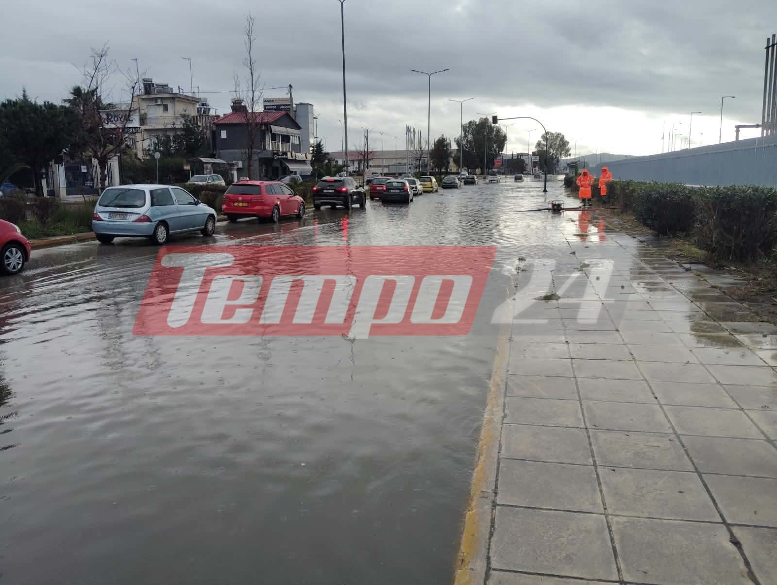 Πάτρα: "Κολυμπούν" τα αυτοκίνητα στην Ακτή Δυμαίων - ΦΩΤΟ