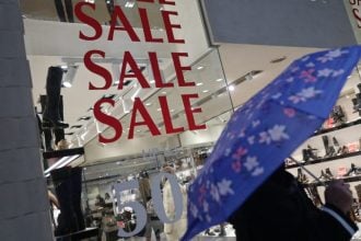 Αντίστροφη μέτρηση για τις χειμερινές εκπτώσεις: Πότε ξεκινούν – Ποιες Κυριακές θα είναι ανοιχτά τα καταστήματα