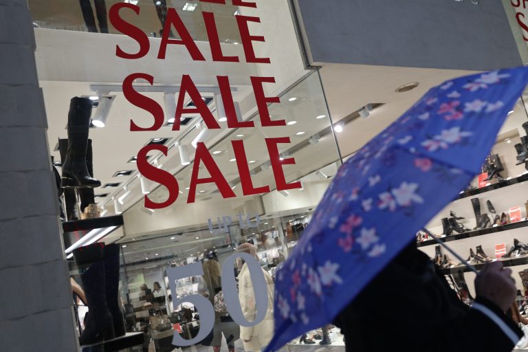 Αντίστροφη μέτρηση για τις χειμερινές εκπτώσεις: Πότε ξεκινούν – Ποιες Κυριακές θα είναι ανοιχτά τα καταστήματα