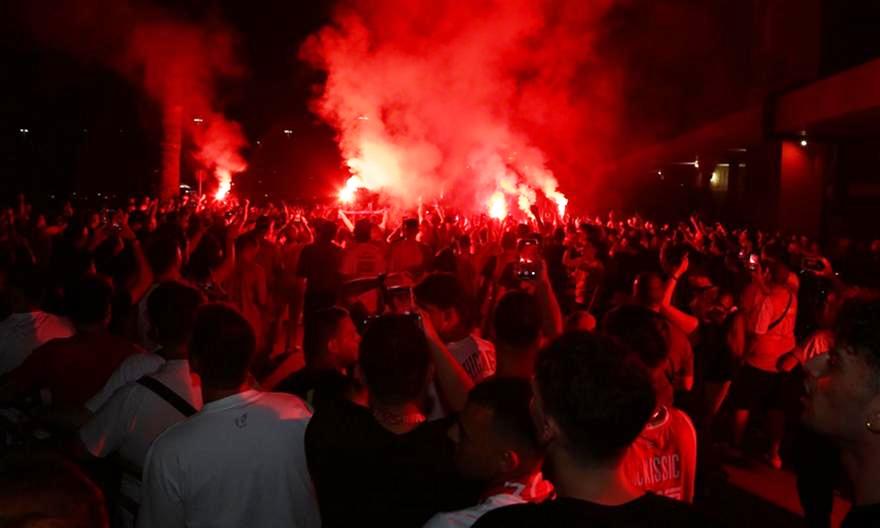 Αποθεωτική υποδοχή του Ολυμπιακού στο ΣΕΦ για Μπαρτζώκα και παίκτες!