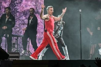 Το «Britpop» πάει για κορυφή και ο Ρόμπι Γουίλιαμς κυνηγά ιστορικό ρεκόρ στα βρετανικά charts