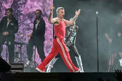 Το «Britpop» πάει για κορυφή και ο Ρόμπι Γουίλιαμς κυνηγά ιστορικό ρεκόρ στα βρετανικά charts