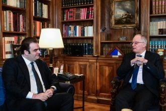 Οι προοπτικές της ελληνικής και ευρωπαϊκής οικονομίας στο επίκεντρο της συνάντησης Τασούλα - Πιερρακάκη