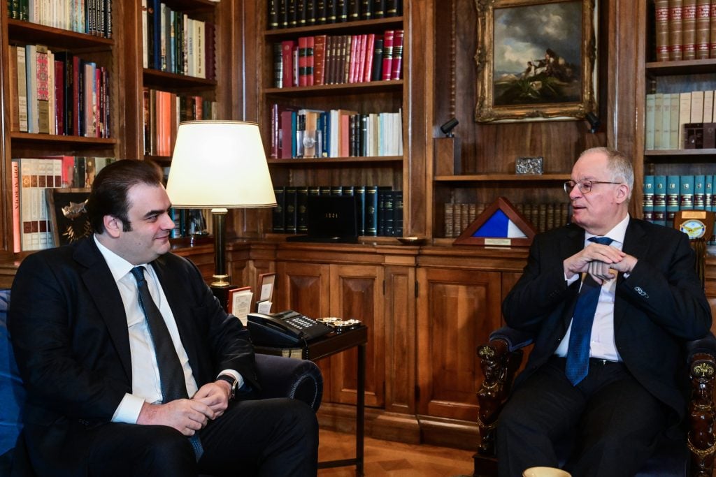 Οι προοπτικές της ελληνικής και ευρωπαϊκής οικονομίας στο επίκεντρο της συνάντησης Τασούλα - Πιερρακάκη