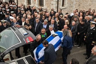 Άστρος Κυνουρίας: Οδύνη στην κηδεία του λιμενικού που πέθανε εν μέσω σφοδρής κακοκαιρίας (ΦΩΤΟ)