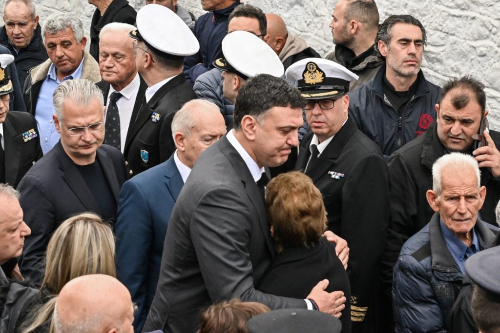 Άστρος Κυνουρίας: Οδύνη στην κηδεία του λιμενικού που πέθανε εν μέσω σφοδρής κακοκαιρίας (ΦΩΤΟ)