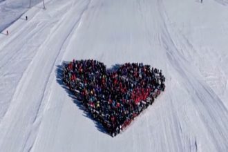 Ελβετία: Σκιέρ σχημάτισαν καρδιά στη μνήμη των θυμάτων της φονικής πυρκαγιάς στο Κραν Μοντανά