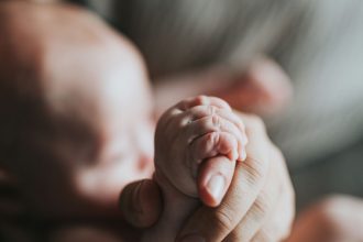 Επίδομα μητρότητας: Πότε γίνεται η πρώτη πληρωμή για το 2026 - Οι δικαιούχοι και οι εξαιρέσεις