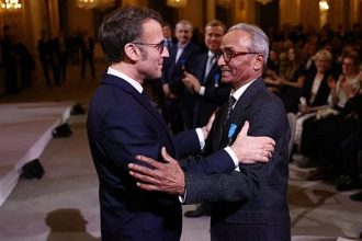 Γαλλία: Ο τελευταίος εφημεριδοπώλης του Παρισιού τιμήθηκε με το παράσημο του Ιππότη – Δείτε βίντεο