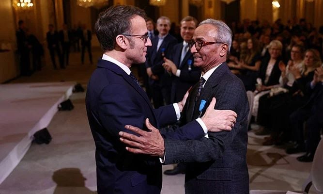 Γαλλία: Ο τελευταίος εφημεριδοπώλης του Παρισιού τιμήθηκε με το παράσημο του Ιππότη – Δείτε βίντεο