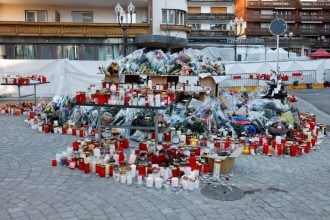 Μαρτυρίες για την ασύλληπτη τραγωδία στο Κραν Μοντανά: Η έξοδος κινδύνου ήταν «πάντα κλειδωμένη»