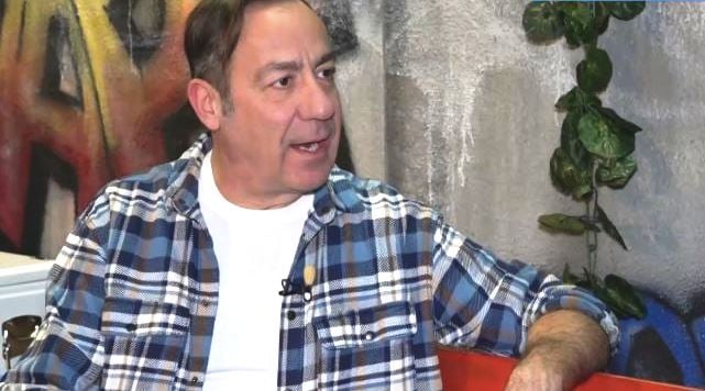 Σωτήρης Καλυβάτσης: «Η σάτιρα δεν είναι μέσο για να προσβάλει, αλλά να διασκεδάσει»