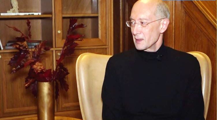 Αχιλλέας Χαρίτος: Μιλά για την κορυφαία τάση στο make up και τις συνεργασίες που άφησαν εποχή