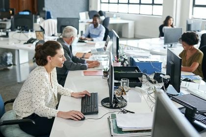 Αυξήσεις μισθών στον ιδιωτικό τομέα: Ποιοι κερδίζουν από τη νέα φορολογική κλίμακα