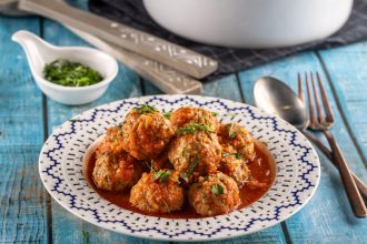 Γιουβαρλάκια με κόκκινη σάλτσα