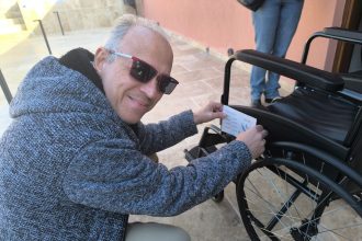 Πρόγραμμα «Χάρισε το Δώρο της Πρόσβασης 2.0»: Παράδοση Αναπηρικού Αμαξιδίου στο Αρχαίο Ωδείο Πατρών