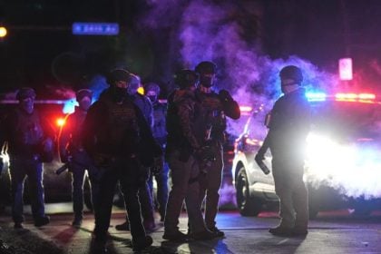 Μινεάπολη: Ομοσπονδιακός πράκτορας πυροβόλησε άνδρα μετά από επίθεση με φτυάρι