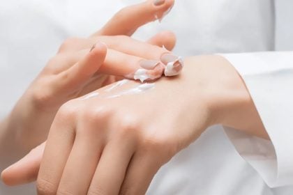 Σπιτική μάσκα ενυδάτωσης χεριών με τρία υλικά