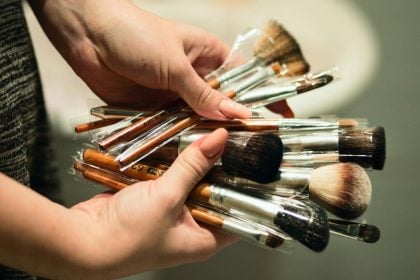 3 εύκολοι τρόποι να φροντίζεις τα πινέλα του μακιγιάζ χωρίς καθημερινό πλύσιμο