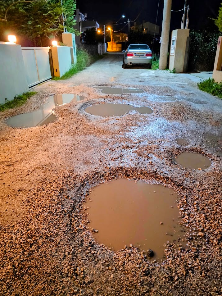 Πάτρα: Οδός Μπότσαρη, ένας ...βομβαρδισμένος δρόμος ΦΩΤΟ