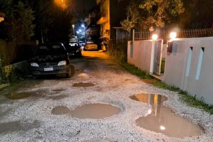 Πάτρα: Οδός Μπότσαρη, ένας ...βομβαρδισμένος δρόμος ΦΩΤΟ