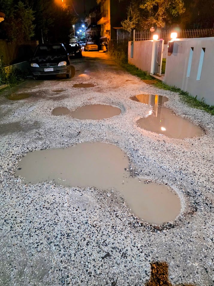 Πάτρα: Οδός Μπότσαρη, ένας ...βομβαρδισμένος δρόμος ΦΩΤΟ