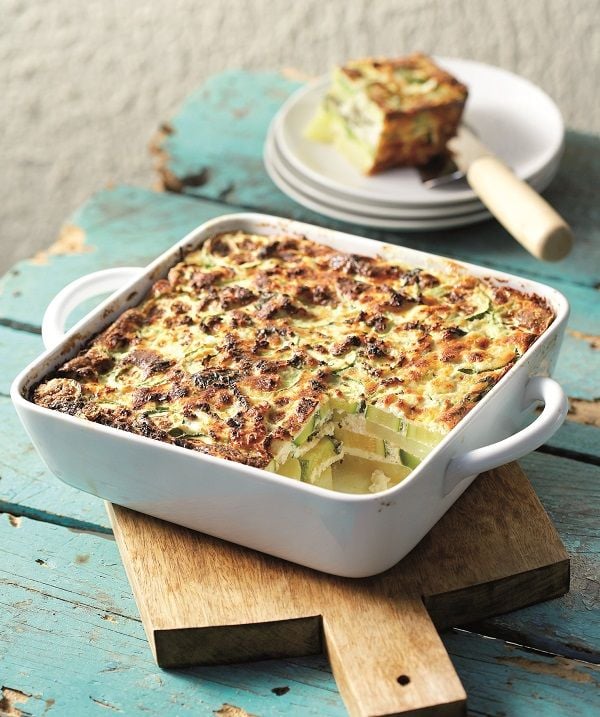 Ομελέτα φούρνου με πατάτες, κολοκυθάκια και ανθότυρο