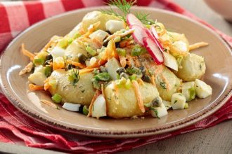 Πατατοσαλάτα με σάλτσα γιαουρτιού