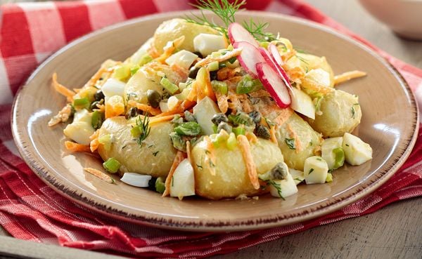 Πατατοσαλάτα με σάλτσα γιαουρτιού