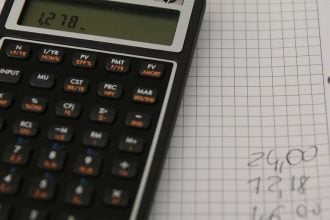 Ελεύθεροι επαγγελματίες: Πόσο θα επιβαρυνθούν φορολογικά από φέτος - Τι γίνεται με τα μπλοκάκια