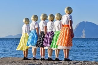 Ξανθό, τακούνια και πανιά: Οι ΣΦήγΚΕΣ επιστρέφουν!- Το σημείωμα της σκηνοθέτη για το «Μερικοί το προτιμούν… Ξανθό».