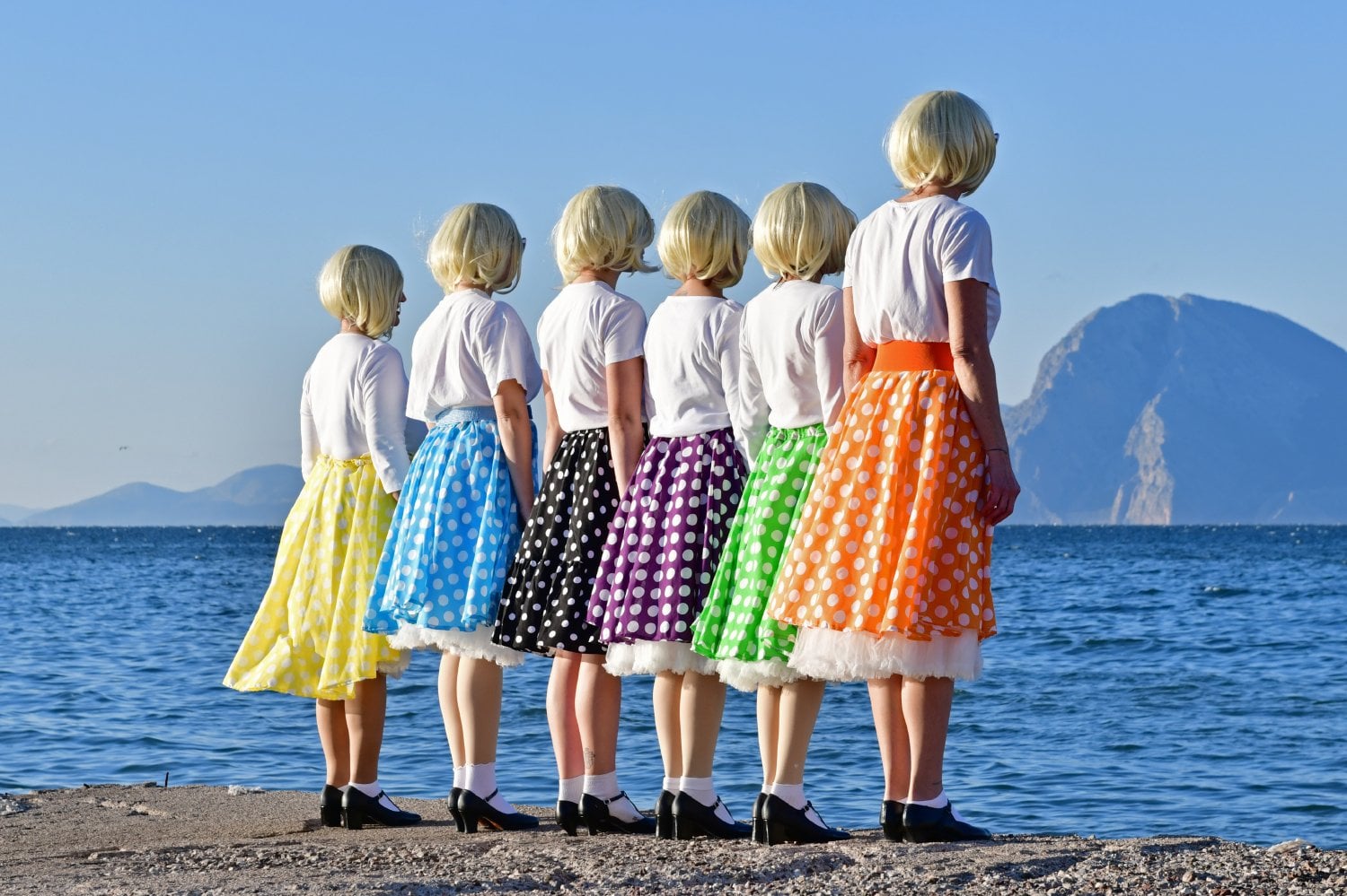 Ξανθό, τακούνια και πανιά: Οι ΣΦήγΚΕΣ επιστρέφουν!- Το σημείωμα της σκηνοθέτη για το «Μερικοί το προτιμούν… Ξανθό».