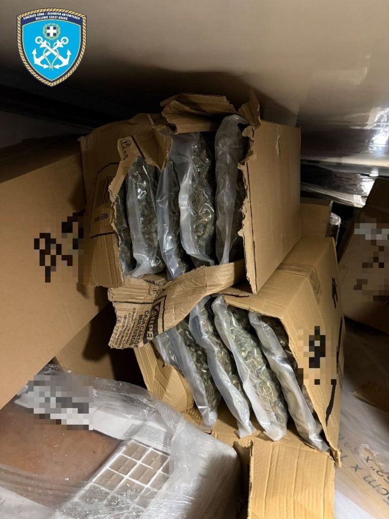 Πάτρα: Γιγαντιαία επιχείρηση για ναρκωτικά στο Λιμάνι - Εντοπίστηκαν από σκύλο σε φορτηγό, ποσότητες δεκάδων κιλών κοκαΐνης και χασίς - Δύο συλλήψεις (ΦΩΤΟ)