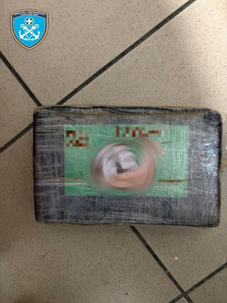 Πάτρα: Γιγαντιαία επιχείρηση για ναρκωτικά στο Λιμάνι - Εντοπίστηκαν από σκύλο σε φορτηγό, ποσότητες δεκάδων κιλών κοκαΐνης και χασίς - Δύο συλλήψεις (ΦΩΤΟ)