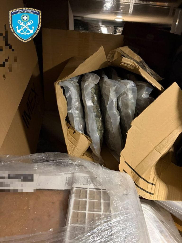 Πάτρα: Γιγαντιαία επιχείρηση για ναρκωτικά στο Λιμάνι - Εντοπίστηκαν από σκύλο σε φορτηγό, ποσότητες δεκάδων κιλών κοκαΐνης και χασίς - Δύο συλλήψεις (ΦΩΤΟ)