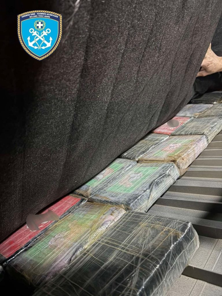 Πάτρα: Γιγαντιαία επιχείρηση για ναρκωτικά στο Λιμάνι - Εντοπίστηκαν από σκύλο σε φορτηγό, ποσότητες δεκάδων κιλών κοκαΐνης και χασίς - Δύο συλλήψεις (ΦΩΤΟ)