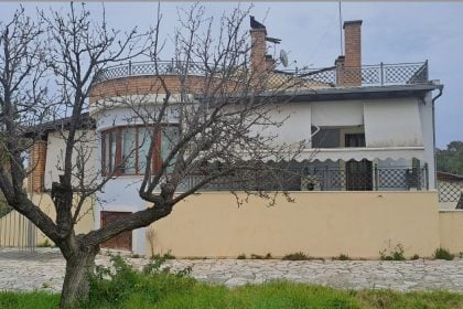 Σε πλειστηριασμό ακίνητο του Μάκη Χριστοδουλόπουλου στην Αιγιάλεια για χρέος 10.000 ευρώ!