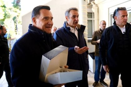 Επίσκεψη Μητσοτάκη στο Τζάνειο – Ο Γεωργιάδης στο πλευρό του, μοίραζε γλυκά σε νοσηλευτές & ασθενείς