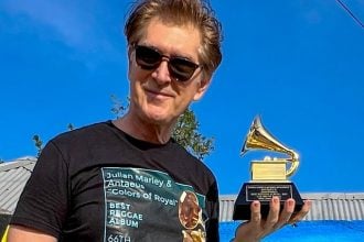 Alexx Antaeus: Ο πρώτος Έλληνας καλλιτέχνης που πήρε Grammy είναι από τον Πύργο! Η αδυναμία για τη μητέρα του, τα μπιφτέκια και τα μπάνια στο Κατάκολο - ΦΩΤΟ, ΒΙΝΤΕΟ