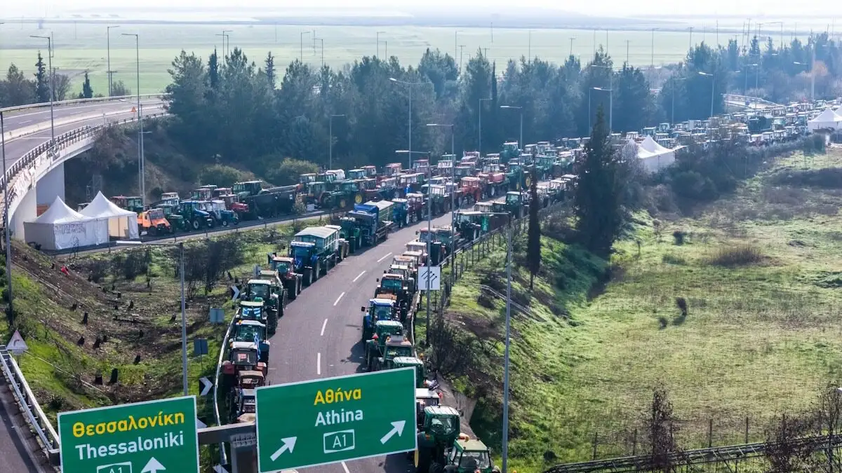 Οι αγρότες της Λάρισας κλείνουν επ’ αόριστον την αερογέφυρα στο ρεύμα Αθήνα – Θεσσαλονίκη