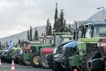 Οι αγρότες κόβουν την Ελλάδα στα δύο: Αποκλεισμένοι κεντρικοί δρόμοι, μπλόκο στα τελωνεία